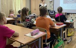    В канун годовщины воссоединения ДНР и ЛНР, Запорожской и Херсонской областей к России, 24 сентября в МБОУ ДО ЦРТДЮ по адресу Стахановская, 16 прошло мероприятие «Одна семья – одна Россия!», на котором ребята узнали об этой значимой для нас дате. Также, по адресу: Гагарина, 240 Г была проведена  тематическая беседа «Мир нужен мне и моей семье».     Педагог Конина Анастасия Алексеевна рассказала детям о присоединении ДНР и ЛНР, Запорожской и Херсонской областей к России. 