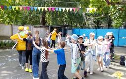      2 июня 2025 года, в МБОУ ДО ЦРТДЮ, состоялось открытие площадки дневного пребывания «С чего начинается Родина…».       Педагогами театральной студии «Живое слово», для ребят, - была проведена веселая игровая программа «Путешествие по лету». Ребята активно участвовали в конкурсах; пели, танцевали, играли, веселились. Завершился праздник пенной дискотекой и вкусным мороженым. Лето на нашей площадке - считать открытым! 