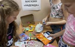 На площадке дневного пребывания МБОУ ДО ЦРТДЮ (ул. Стахановская, 16) произошло настоящее событие! Педагог Берилова Е.Г. организовала для ребят настоящий магазин, и это было не просто развлечение, а итог целой лагерной смены! 🎯 На протяжении всего времени пребывания в лагере учащиеся усердно трудились: выполняли творческие задания, решали интеллектуальные головоломки, участвовали в спортивных соревнованиях. За каждое успешно выполненное задание ребята получали игрушечные деньги. 