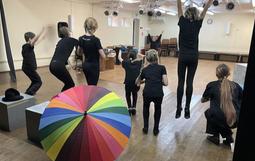 В каникулярное время в МБОУ ДО ЦРТДЮ прошёл цикл мероприятий «Театральные творилки». Ребята из студии «Живое слово» узнали, что такое «импровизация», весело фантазировали на заданные темы и участвовали в веселых творческих экзерсисах. Этюды, созданные учащимися студии, войдут в учебные работы и спектакли.