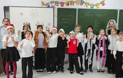 Для детей объединений "Свет Орфея" и  "Музыкальная палитра ",руководитель Артюшина А.А,  прошло сладкое предновогоднее занятие . Спели песню "Три белых коня" , поиграли в "Лошадиный квиз" и все дети от Деда Мороза получили сладкое угощение и вытащил  карточку, каждая с своим индивидуальным пожелание на 2026 Новый год.