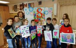 В преддверии первого весеннего праздника, посвященного 8 Марта, в МБОУ ДО ЦРТДЮ по адресу: ул. Одесская, 25, учащиеся объединений ИЗО-искусства приняли участие в конкурсе рисунка «Букеты для женщин». В своих творческих работах обучающиеся постарались выразить уважение и нежные чувства к своим мамам, бабушкам, сестрам.                  Педагог Королева Т.Н. познакомила ребят с историей и значением этого праздника, организовала поэтическую минутку и выставку лучших рисунков.