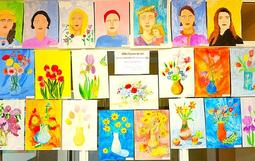 В лицее № 90 оформлена выставка «Мы будем вечно прославлять ту женщину, чье имя – мать!».      Обучающиеся из объединения «Юный художник» под руководством педагога дополнительного образования Левковой Р.И. рисовали портреты и букеты цветов для мамы.     Работы получились искренними, теплыми, яркими и нежными.