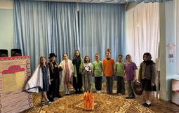 25 марта в МБОУ ДО ЦРТДЮ по адресу ул. Стахановская, 16, под руководством педагога Асирян Р.С., в объединении «В гостях у сказки» прошло мероприятие, приуроченное ко Всемирному дню театра. В этот день в студии была представлена театрализованная мини-постановка по мотивам знаменитой пьесы-сказки «Двенадцать месяцев». Юным актерам был предложен нестандартный формат работы: дети не просто заучивали текст, а стали полноправными соавторами спектакля. Артисты сами наполняли характеры своих героев.