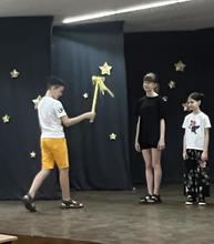 В театральной студии «Живое слово» МБОУ ДО ЦРТДЮ 4 сентября состоялось открытие театрального сезона 2025-2026 учебного  года  «Виват, Мельпомене!».  В этот день наша студия распахнула двери для ребят, готовых к новым творческим свершениям, настоящей дружбе, коллективным творческим проектам на просторах театрального творчества. 