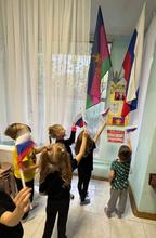   Программа была насыщенной и интересной. Ребята продемонстрировали свою творческую активность, талант и артистизм. Показали яркие сценки, отражающие историю праздника, его значимость и ценность дружбы народов нашей многонациональной страны. Мероприятие прошло в тёплой и дружеской атмосфере.   Оно позволило детям почувствовать себя частью большой семьи, осознавать важность уважения друг к другу и понимания культуры разных народов. День народного единства стал настоящим праздником единства, согласия и дружбы