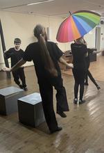 В каникулярное время в МБОУ ДО ЦРТДЮ прошёл цикл мероприятий «Театральные творилки». Ребята из студии «Живое слово» узнали, что такое «импровизация», весело фантазировали на заданные темы и участвовали в веселых творческих экзерсисах. Этюды, созданные учащимися студии, войдут в учебные работы и спектакли.