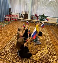   Программа была насыщенной и интересной. Ребята продемонстрировали свою творческую активность, талант и артистизм. Показали яркие сценки, отражающие историю праздника, его значимость и ценность дружбы народов нашей многонациональной страны. Мероприятие прошло в тёплой и дружеской атмосфере.   Оно позволило детям почувствовать себя частью большой семьи, осознавать важность уважения друг к другу и понимания культуры разных народов. День народного единства стал настоящим праздником единства, согласия и дружбы