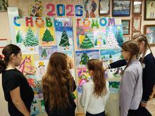 В канун самого желанного праздника для всех детей и взрослых, в МБОУ ДО ЦРТДЮ по адресу: ул. Одесская, 25, ученики объединений «Рисуем вместе» и «Колорит» приняли участие в мероприятии «Новогодний вернисаж», на котором ребята продемонстрировали свои рисунки, посвященные встрече Нового года и новогодней символике. Лучшие работы были отмечены педагогом Королевой Т.Н., а все участники выставки получили призы. Ребята рассказали о зимних праздниках, чем займутся на каникулах и поделились творческими планами