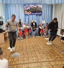 🏆В МБОУ ДО ЦРТДЮ, по адресу ул. Стахановская, 16, уже стало традицией организовывать встречу с папами ко Дню защитника Отечества. Вот и в этом году под руководством педагогов Асирян Р.С. и Манукян А.С. была подготовлена игровая шоу-программа «Суперпапа». Папы участвовали в спортивных конкурсах «Золотые руки», «Кто быстрее оденет ребенка», «Интеллектуальный» и «Самый талантливый». Все конкурсы вызвали бурю эмоций у болельщиков. Ребята также принимали участие в праздничном шоу. 