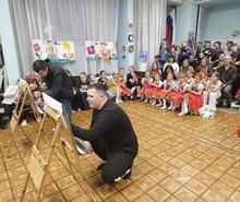 🏆В МБОУ ДО ЦРТДЮ, по адресу ул. Стахановская, 16, уже стало традицией организовывать встречу с папами ко Дню защитника Отечества. Вот и в этом году под руководством педагогов Асирян Р.С. и Манукян А.С. была подготовлена игровая шоу-программа «Суперпапа». Папы участвовали в спортивных конкурсах «Золотые руки», «Кто быстрее оденет ребенка», «Интеллектуальный» и «Самый талантливый». Все конкурсы вызвали бурю эмоций у болельщиков. Ребята также принимали участие в праздничном шоу. 