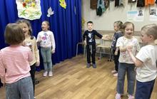 В МБОУ ДО ЦРТДЮ по адресу: Гагарина 240 Г в объединениях «АБВГДейка» и «Заниматика» прошло тёплое и познавательное мероприятие «В кругу друзей»!  В уютной атмосфере ребята вместе с педагогами обсуждали, что такое настоящая дружба, правила дружбы, какие качества помогают строить дружеские отношения и как поддерживать друг друга в разных ситуациях.