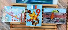     В объединениях «Мир красок» и «Разноцветные фантазии» (педагог Цукахина И.В.) прошли Уроки Мужества, посвященные празднику Великой Победы в Отечественной войне 1941–1945 годов: «День великий — День священный!»    Ребята нарисовали праздничные плакаты, которые стали частью экспозиции в МБОУ ДО ЦРТДЮ на Думенко, 31, в честь празднования Победы в Великой Отечественной войне.