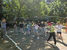 На летней площадке МБОУ ДО ЦРТДЮ по адресу ул. Стахановская 16, продолжаются совместные занятия спортом и активные игры. Движение - это не только полезно, но и весело! Важно привить детям любовь к активности с раннего возраста, чтобы они росли здоровыми и счастливыми.