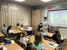 ✅ В МБОУ ДО ЦРТДЮ по адресу: ул. им. Космонавта Гагарина, 240 Г, педагоги Конина Н.В. и Конина А.А. провели урок-игру по правилам дорожного движения «Господин дорожный знак» ⚠️ 📌 Цель мероприятия — снизить риск дорожно‑транспортных происшествий с участием детей и сформировать у ребят устойчивые навыки безопасного поведения на дороге. Учащиеся объединений «Умники и умницы» и «Занимательная математика» с помощью веселой викторины и увлекательных игр повторили правила дорожного движения 🚦